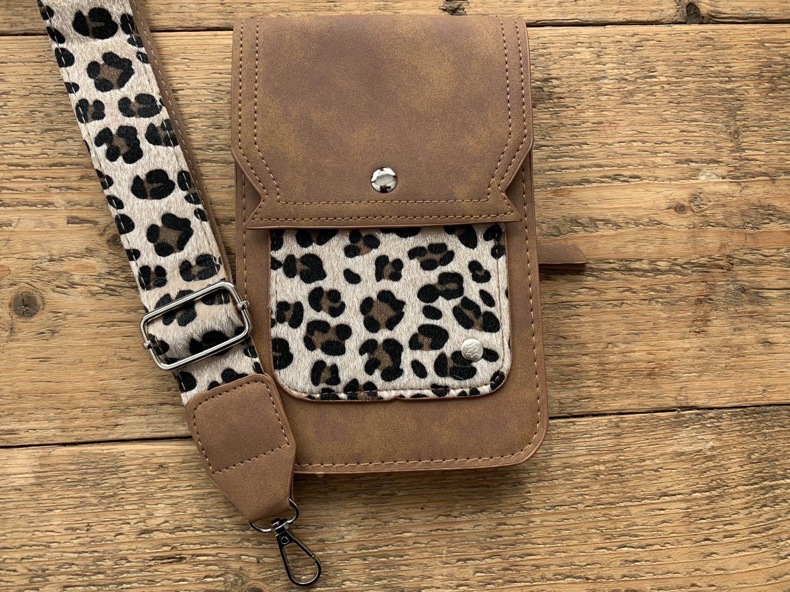 Telefoontasje van StarsenJoy kleur Camel Leopard