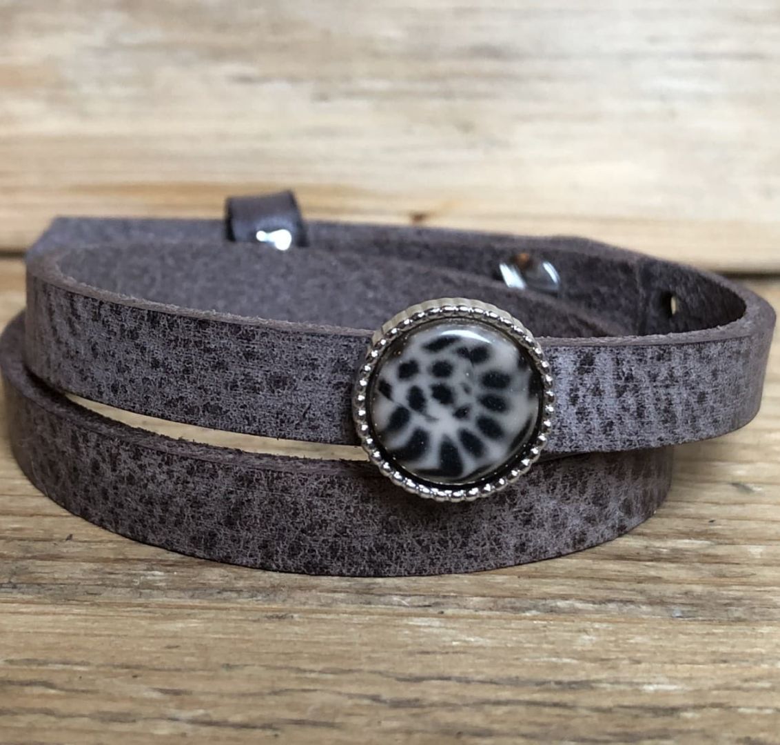 Graphite brown met cabochon Leopard light Taupe