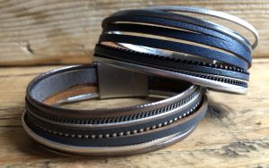 Leren armband grijs/zilver of blauw/zilver