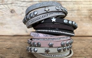 Mooie armband met drie verschillende designs, print, strass en studs