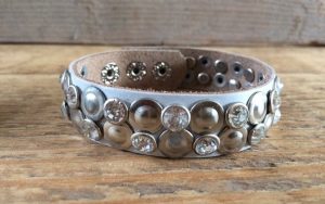 Zilver kleurige armband met diamantjes en studs