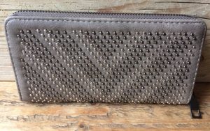 Taupe/beige portemonnee met zilveren studs