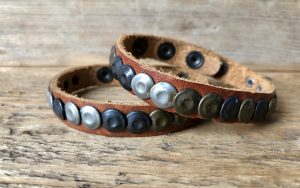 Stoere leren armband met studs