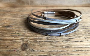 Wikkelarmband fijn leer in baby blue tinten