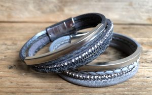 Stoere grijze armband met Zilver kleurig buisje