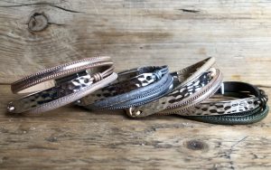 Armband met luxe metalen plaatje in verschillende kleuren