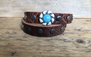 Handgemaakte lederen armband dubbel bruin met turquoise steen