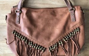Trendy tas camel met franjes en messing kralen