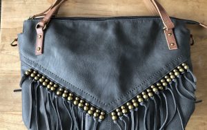 Trendy tas grijs met franjes en messing kralen