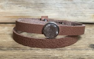 Cognac brown met cabochon Mandala print matt Greige