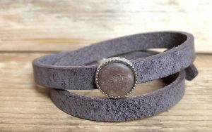 Graphite brown met cabochon Mandala print matt Greige