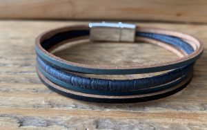 Donker blauwe armband