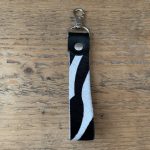 Sleutelhanger leer zebra zwart/wit