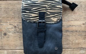 Telefoontasje schoudertasje Black met zebra print