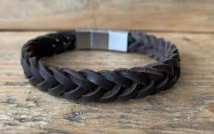 Stoer gevlochten leren heren armband donkerbruin