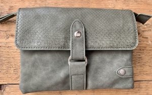 Green schoudertasje met snake print